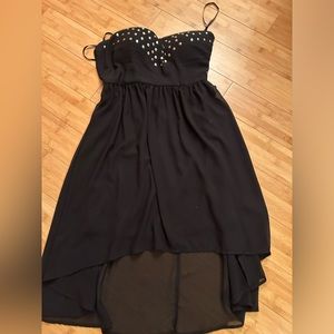 Beautiful, lightweight strapless dress with metal decoration.